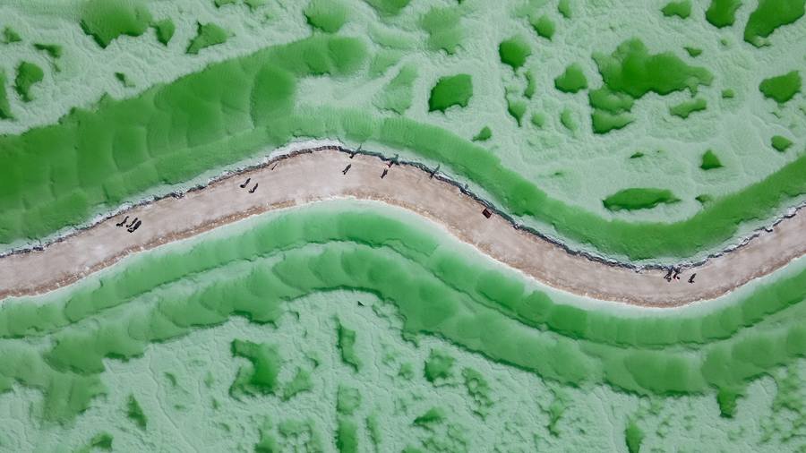 在茫崖翡翠湖，感受大自然神奇的色彩