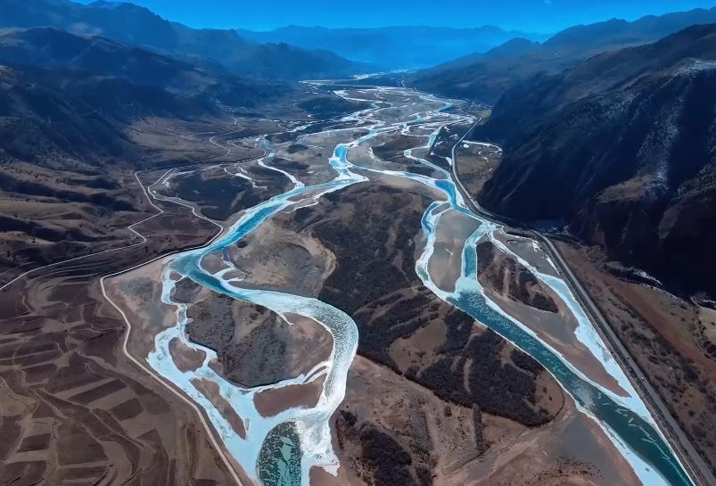 青海玉樹(shù)：冰封江源風(fēng)光壯麗